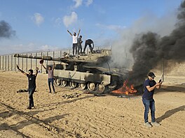 Ozbrojení Palestinci z radikálního hnutí Hamás zaúto�ili raketami na Izrael. Do...