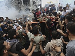 Palestinci vynáejí mrtvé tlo z trosek budovy po izraelském leteckém útoku u...