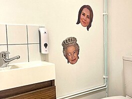 Stny WC zdobí i portréty dalích len britské královské rodiny.