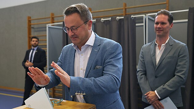 Lucembursk premir Xavier Bettel hlasoval v parlamentnch volbch. (8. jna 2023)