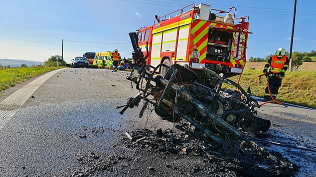 Na Novoji��nsku se st�etl motork�� s protijedouc�m autem. (7. ��jna 2023)