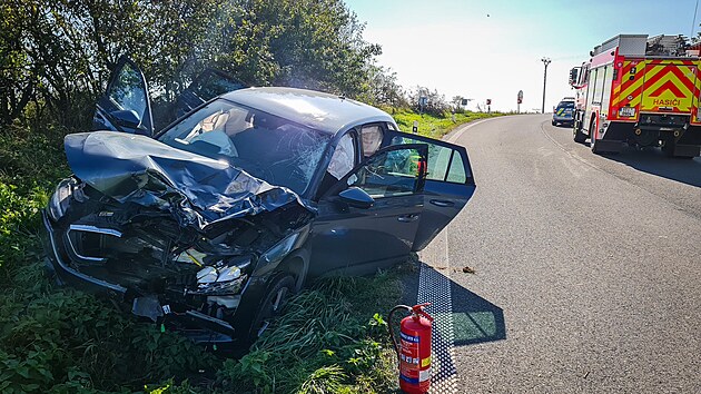 Na Novoji��nsku se st�etl motork�� s protijedouc�m autem. (7. ��jna 2023)