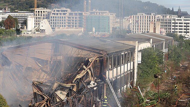 Hasi�i likviduj� po��r budovy na Sm�chovsk�m n�dra��. (7. ��jna 2023)