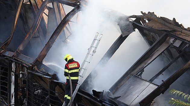 Hasi�i likviduj� po��r budovy na Sm�chovsk�m n�dra��. (7. ��jna 2023)