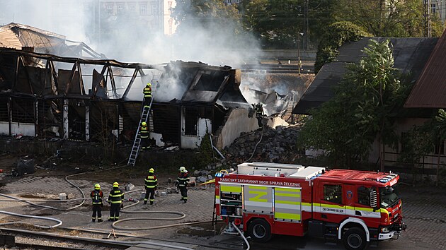 Hasi�i likviduj� po��r budovy na Sm�chovsk�m n�dra��. (7. ��jna 2023)