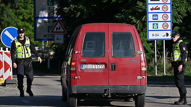 Policist kontroluj automobily na hraninm pechodu Lanhot/Brodsk pi namtkov kontrole kvli rstu potu migrant. (4. jna 2023)