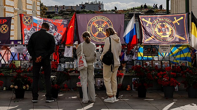 Lid navtvuj provizorn pamtnk Jevgenije Prigoina a Dmitrije Utkina v centru Moskvy a pipomnaj si 40 dn od jejich smrti, aby uctili pravoslavnou tradici (1. jna 2023)