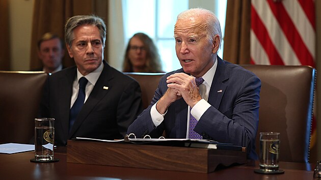 Prezident Joe Biden v Blm dom se svm kabinetem. (2. z 2023)