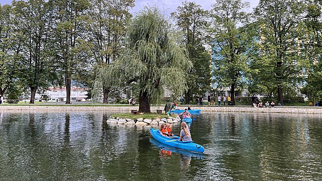 Obyvatel� Jesen�ku si v participativn�m rozpo�tu prosadili revitalizaci rybn��ku v Denisov� ulici, i kdy� nakonec byla mnohem n�kladn�j�� ne� p�vodn� n�vrh. Nyn� tam mohou z mola pozorovat i vodn� pt�ky.