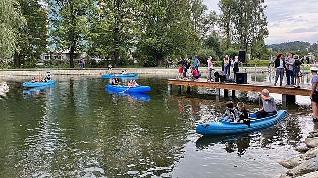 Obyvatel� Jesen�ku si v participativn�m rozpo�tu prosadili revitalizaci rybn��ku v Denisov� ulici, i kdy� nakonec byla mnohem n�kladn�j�� ne� p�vodn� n�vrh. Nyn� tam mohou z mola pozorovat i vodn� pt�ky.