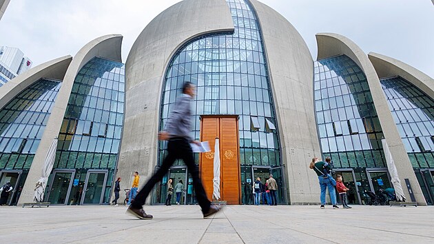 Lidé si během dne otevřených dveří prohlížejí mešitu v Kolíně nad Rýnem. (3. října 2023)