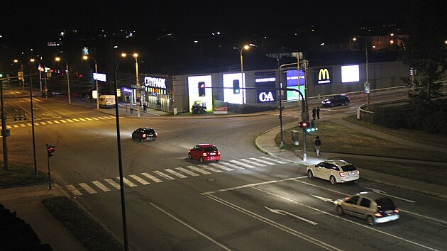 Za cel� lo�sk� rok bylo na t�to k�i�ovatce u jihlavsk�ho City Parku zaznamen�no kamerami celkem 669 p��pad�, kdy tudy �idi�i projeli na
�ervenou. V prvn�ch osmi m�s�c�ch leto�n�ho roku v�ak bylo t�chto proh�e�k� hned 715.