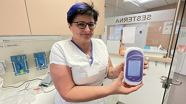 Radmila Kov z plicnho oddlen jihlavsk nemocnice ukazuje glukometr, kter zdravotnkm usnaduje prci
