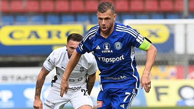 Olomouc orta saha oyuncusu Radim Breite topla Mladá Boleslav'dan Vasil Kušej'in önünde