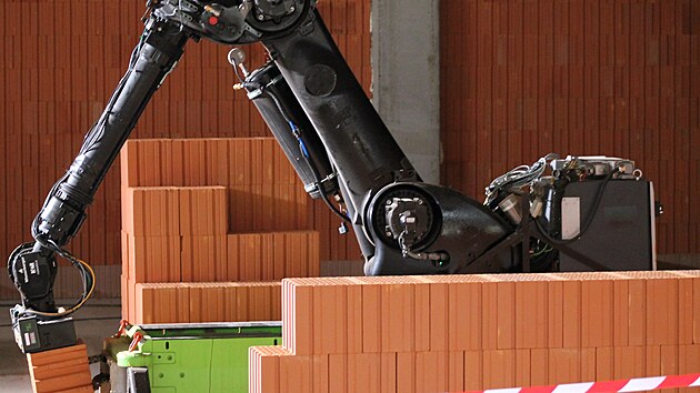 Zdic� robot na stavb� haly spole�nosti Dormer Pramet v �umperku.