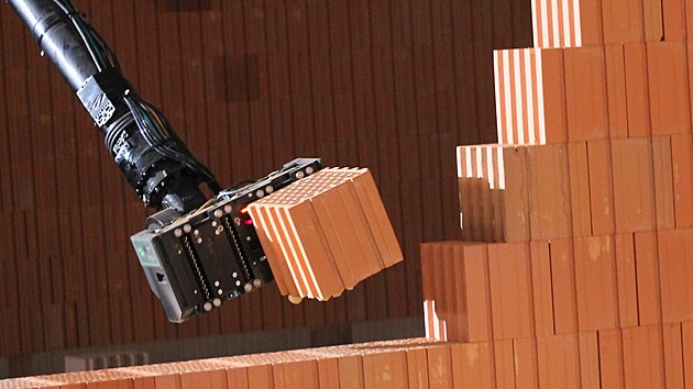 Zdic� robot na stavb� haly spole�nosti Dormer Pramet v �umperku.