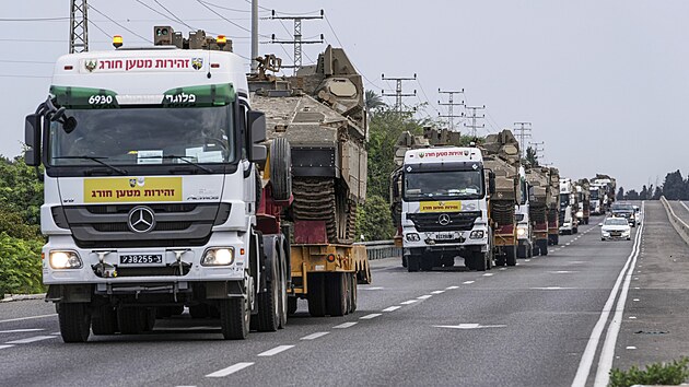 Izraelsk tanky se pesouvaj z jihu Izraele. (9. jna 2023)