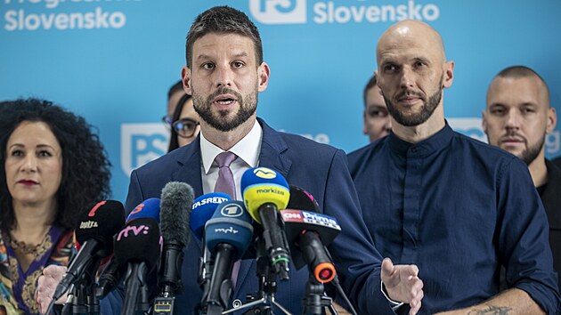 Tisková konference lídra Progresivního Slovenska Michala Šimečky, jehož strana skončila ve slovenských volbách na druhém místě. (1. října 2023)