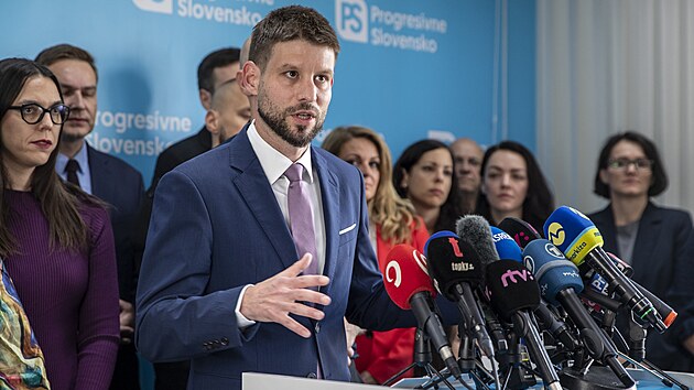 Tiskov konference ldra Progresivnho Slovenska Michala imeky, jeho strana skonila ve slovenskch volbch na druhm mst. (1. jna 2023)