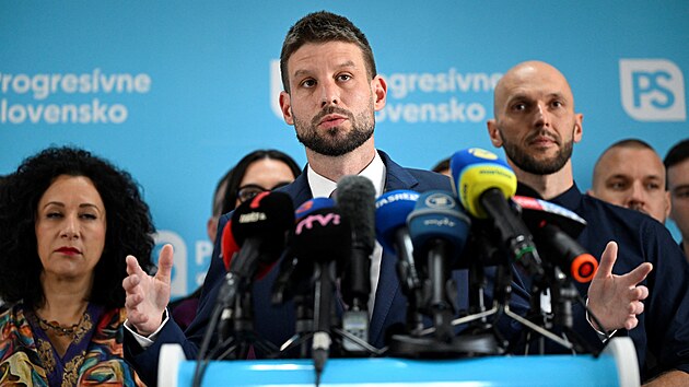 Tisková konference lídra Progresivního Slovenska Michala Šimečky, jehož strana skončila ve slovenských volbách na druhém místě. (1. října 2023)