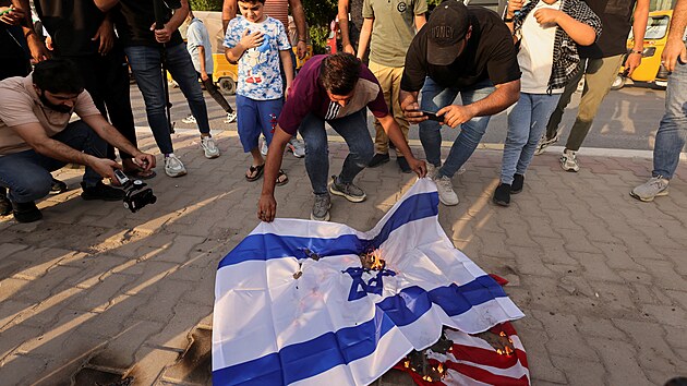 Palestinci vpadli do Izraele, ten reagoval niivm nletem. Mrtvch jsou stovky. V Irku se uskutenil protest solidarity s Palestinci v Gaze. (7. jna 2023)