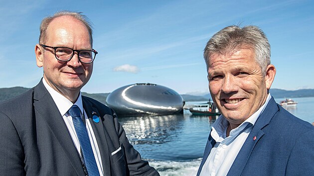 Velvyslanec Estonska v Norsku Lauri Bambus (vlevo) a norský ministr rybolovu a oceánů Bjoernar Skjaeran při odhalení Salmon Eye v Hardangerfjordu. (2. září 2022)