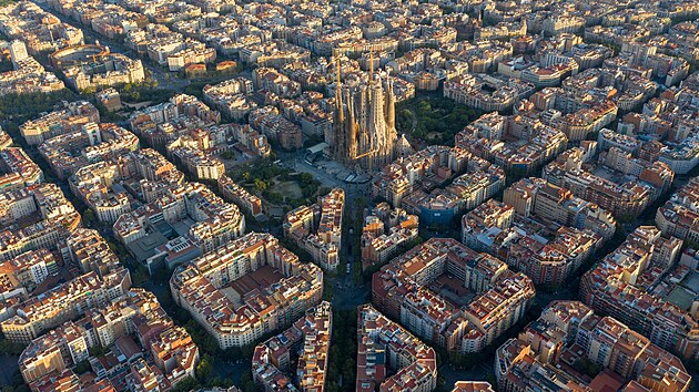 Leteck pohled na tvr Eixample a katedrlu Sagrada Familia, kter se vyznauje pravidelnm geometrickm uspodnm. (2. srpna 2019)