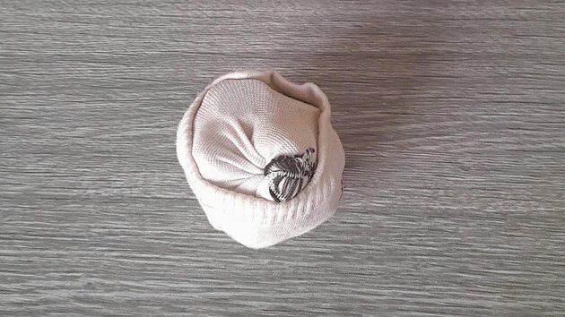 Zlod�j schoval prsteny do pono�ky.