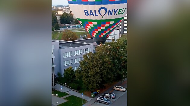 Balon zavadil v Ostravě o dům, s přistáním pomáhají policisté