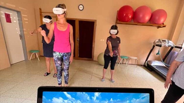 Rehabilita�n� cvi�en� s pomoc� virtu�ln� reality pom�h� pacient�m v l�zn�ch Luha�ovice. (��jen 2023)