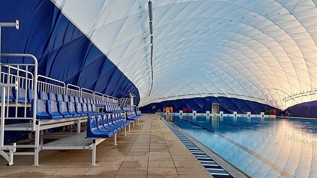 Sou��st� baz�nu je i montovan� tribuna.
