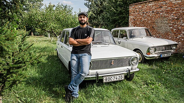 Jakub Metelka se po maturit vyuil klempem a automechanikem. Jako sbratel se orientuje na eskoslovensk a vchodn auta, zejmna kodovky a igulky.