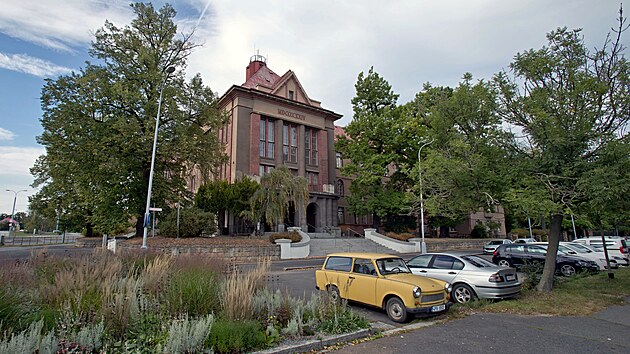 Budovy opu�t�n� L�ka�skou fakultou UK v Plzni - na sn�mku Pavlov�v pavilon.