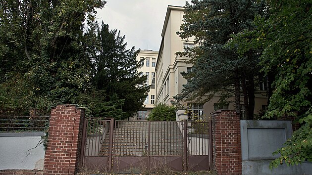 Budovy opu�t�n� L�ka�skou fakultou UK v Plzni - na sn�mku Proch�sk�v �stav.