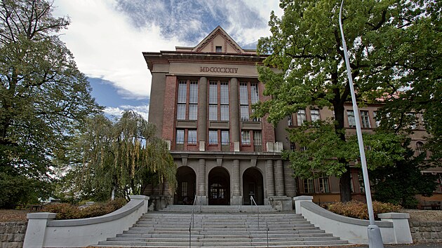 Budovy opu�t�n� L�ka�skou fakultou UK v Plzni - na sn�mku Pavlov�v pavilon.