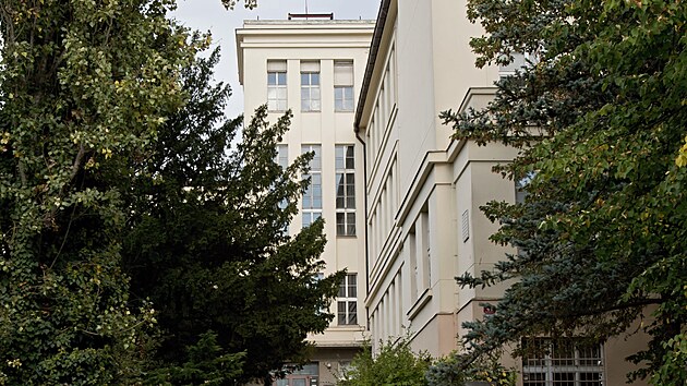 Budovy opu�t�n� L�ka�skou fakultou UK v Plzni - na sn�mku Proch�sk�v �stav.