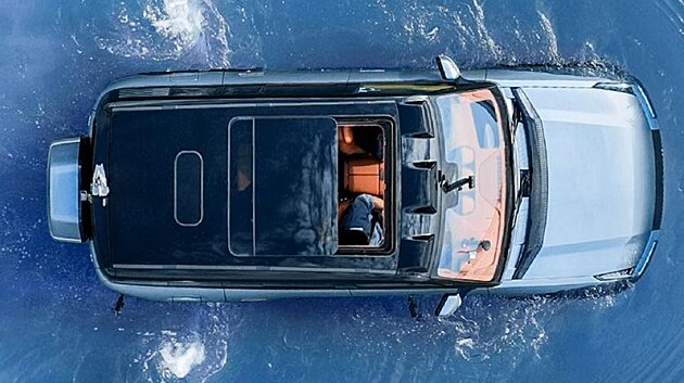 Plavba povolena. ��nsk� automobilka BYD za�ala na dom�c�m ��nsk�m trhu prod�vat oboj�iveln� luxusn� SUV Yangwang U8 form�tu Mercedesu GLS. Prvn� testy uk�zaly, �e je schopen plout po dobu 30 minut rychlost� 3 km/h. V re�imu �jachting� zvedne odpru�en� na maximum, deaktivuje spalovac� motor (slou�� jako prodlu�ova� dojezdu) a k pohybu a man�vrov�n� mu slou�� jen kola poh�n�n� �ty�mi elektromotory. Sou�asn� se spust� recirkulaci ventilace, zav�ou se okna a otev�e st�e�n� okno, aby p��padn� poskytlo �nikovou cestu. Funkci ponorky toti� Yangwang U8 (zat�m) nenab�z�.