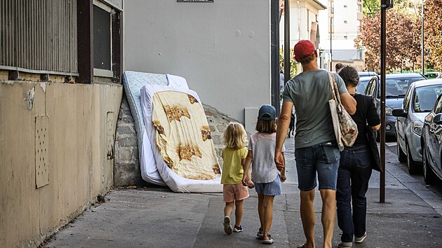 Matrace viditeln zamoen tnicemi pohozen na ulici v Pai. (3. jna 2023)