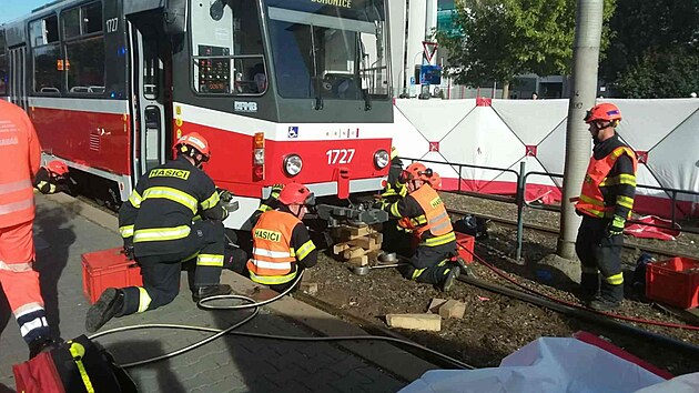 Nehoda tramvaje na Rennesk td v Brn. Pod soupravou zstal zaklnn mlad mu. (2. jna 2023)