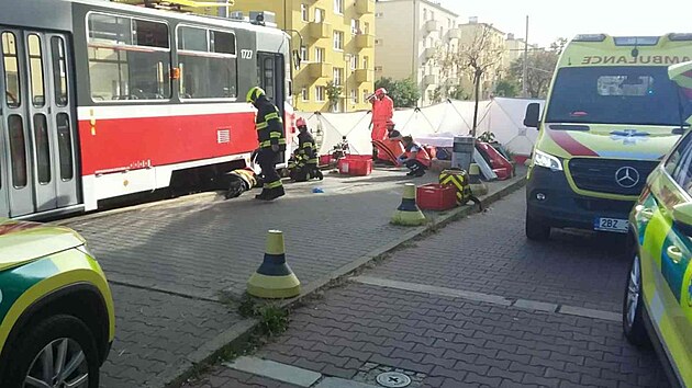 Nehoda tramvaje na Rennesk td v Brn. Pod soupravou zstal zaklnn mlad mu. (2. jna 2023)