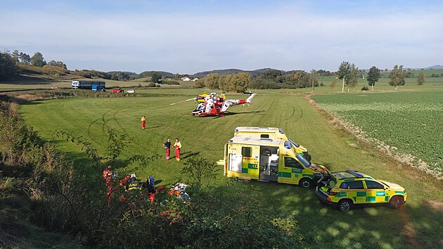 U tragické nehody zasahovaly čtyři posádky záchranářů ze sanitek a dva vrtulníky.