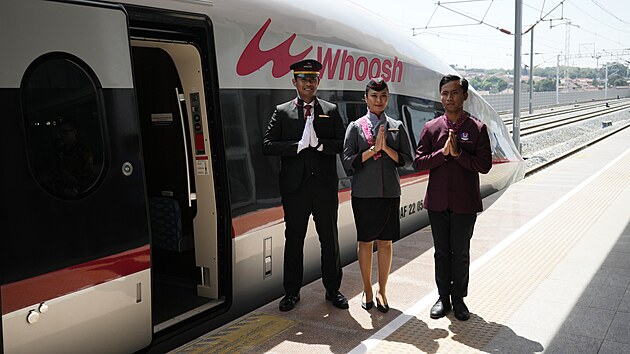Slavnostn zahjen provozu prvn vysokorychlostn eleznice v jihovchodn Asii na ndra Halim v Jakart (2. jna 2023)