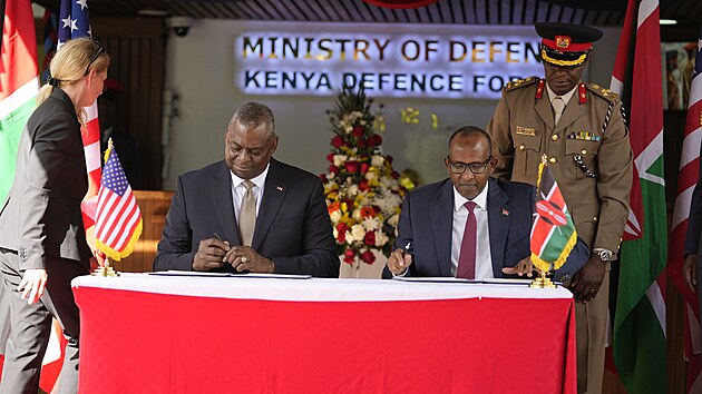 Tajemnk keskho kabinetu pro obranu Aden Duale (vpravo)  na tiskov konferenci. Spojen stty a Kea na n podepsaly dohodu o obrann spoluprci. (25. jna 2023)