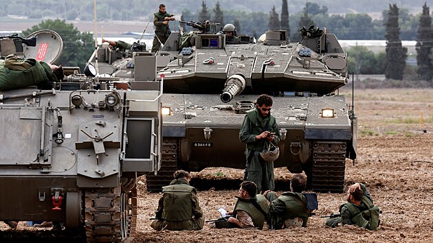 Izraelt vojci se shromauj u tank. (9. jna 2023)