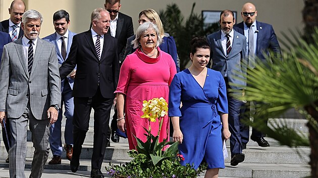 Při příležitostí 100 dnů vlády prezidenta Petra Pavla. Kancléřka Jana Vohralíková jde Markétě Řehákové  (vpravo vpředu) za zády.