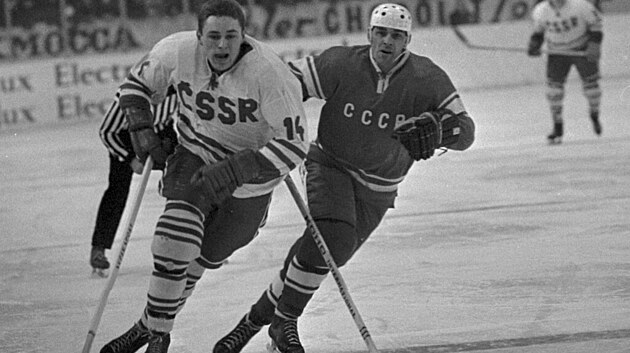 Václav Nedomanský (vlevo) se snaží přejít přes sovětského hokejistu Brežněva,