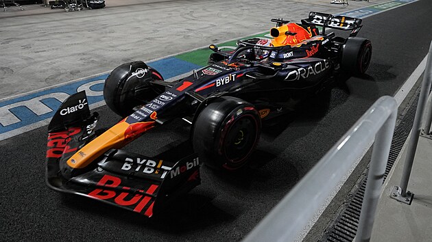 Max Verstappen z Red Bullu v boxech v prbhu kvalifikace Velk ceny Kataru F1.