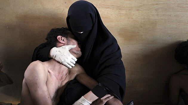 Fatima al-Qawsová držící bezvládné tělo syna Zajída, který byl zraněn při...