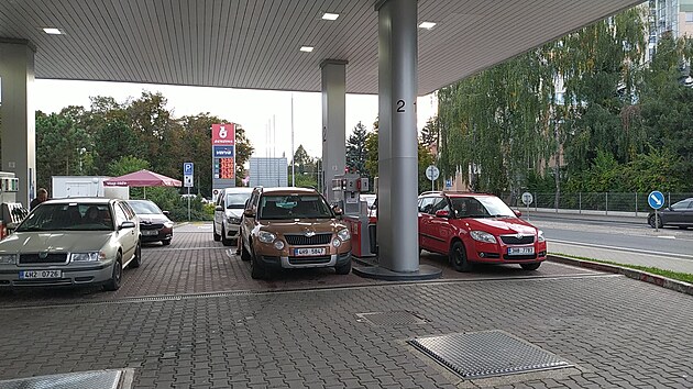 Výrazné snížení cen pohonných hmot na čerpacích stanicích Benzina patřících do polského koncernu Orlen přilákalo řidiče. Na snímku stanice v Náchodě. (1. října 2023)