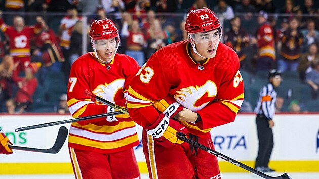 Adam Ruika (vpravo) a dalí hrái Calgary Flames se radovali z gólu.
